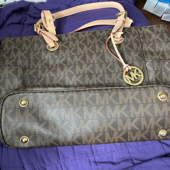 Michael Kors Purse - Picture 1 of 1